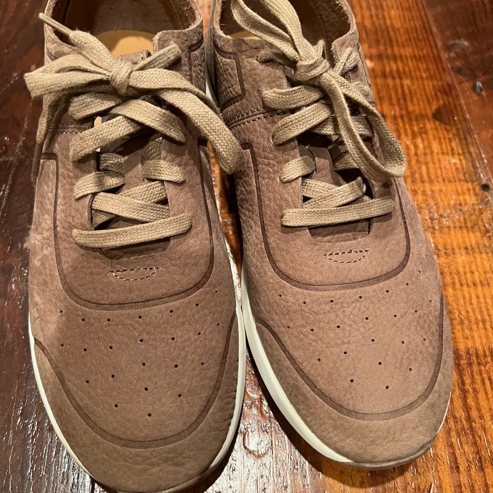 UGG LEATHER SNEAKERS